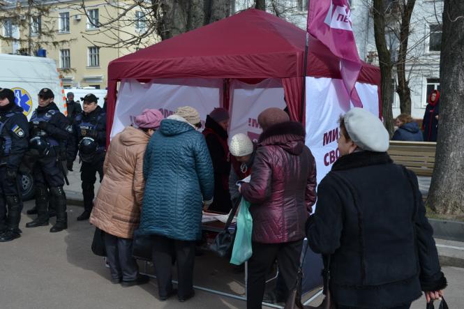 Новини Хмельницького - фото з «Все, як завжди, — зігнали»: яким був виступ Петра Порошенка у Хмельницькому (ФОТО) «Все, як завжди, — зігнали»: яким був виступ Петра Порошенка у Хмельницькому (ФОТО), фото №8 на сайті vsim.ua