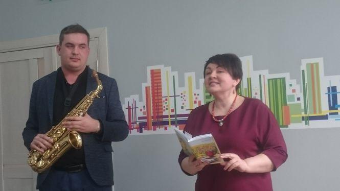 Новини Тернополя - фото з Поетеса Оксана Жук пригощала тернополян «ліричними десертами» і чаєм Поетеса Оксана Жук пригощала тернополян «ліричними десертами» і чаєм, фото №1 на сайті 20minut.ua