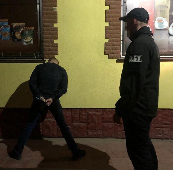 На Хмельниччині поліцейські "погоріли" на хабарі у 1000 доларів США, фото №2 на сайті vsim.ua