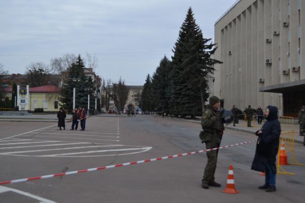 Перекрили рух та огородили майдан: як у Хмельницькому готуються до приїзду Порошенка, фото №5 на сайті vsim.ua