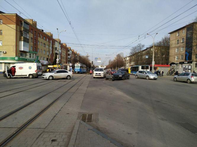 Новини Вінниці - фото з ДТП на Вишеньці: водій «Ауді» не пропустив швидку, яка їхала з маячками ДТП на Вишеньці: водій «Ауді» не пропустив швидку, яка їхала з маячками, фото №1 на сайті 20minut.ua