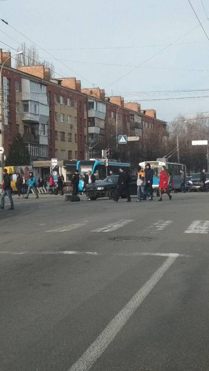 Новини Вінниці - фото з ДТП на Вишеньці: водій «Ауді» не пропустив швидку, яка їхала з маячками ДТП на Вишеньці: водій «Ауді» не пропустив швидку, яка їхала з маячками, фото №2 на сайті 20minut.ua