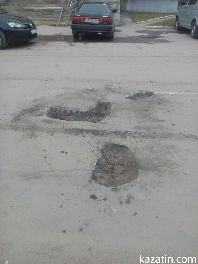 Фото дня: у Козятині "латають" ями, фото №1 на сайті 20minut.ua