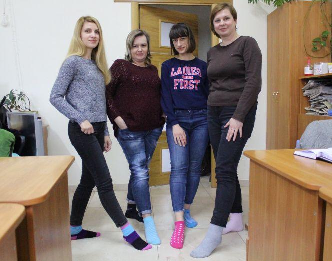 Відчути себе не такими, як усі. Журналісти «20 хвилин» підтримали шкарпетковий флешмоб, фото №1 на сайті 20minut.ua