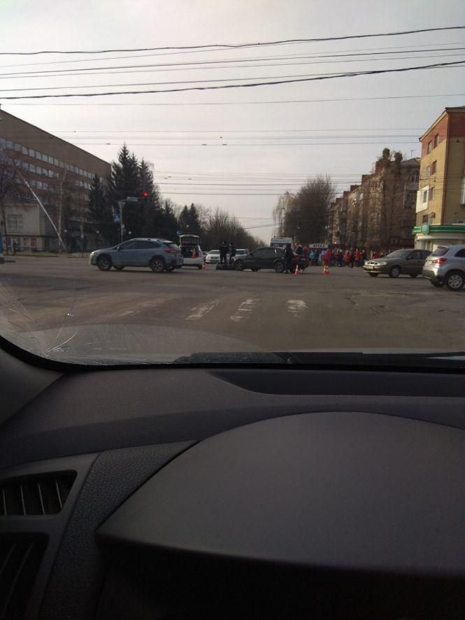 Новини Вінниці - фото з ДТП на Вишеньці: водій «Ауді» не пропустив швидку, яка їхала з маячками ДТП на Вишеньці: водій «Ауді» не пропустив швидку, яка їхала з маячками, фото №5 на сайті 20minut.ua
