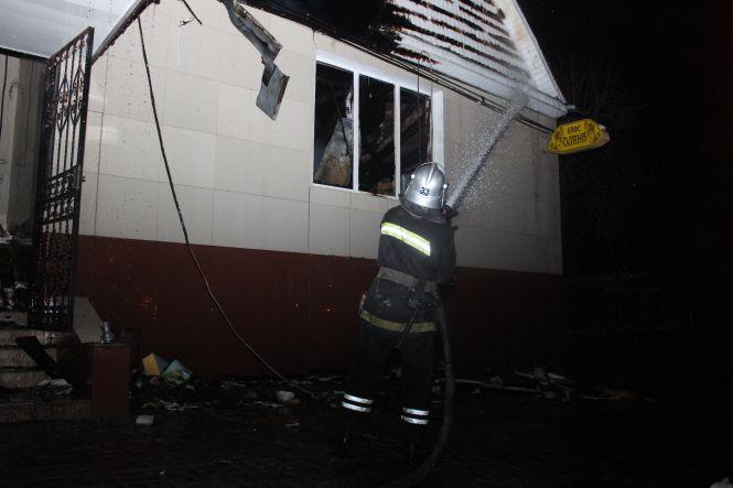 18 рятівників на 5 машинах гасили пожежу кафе на Дунаєвеччині, фото №1 на сайті vsim.ua