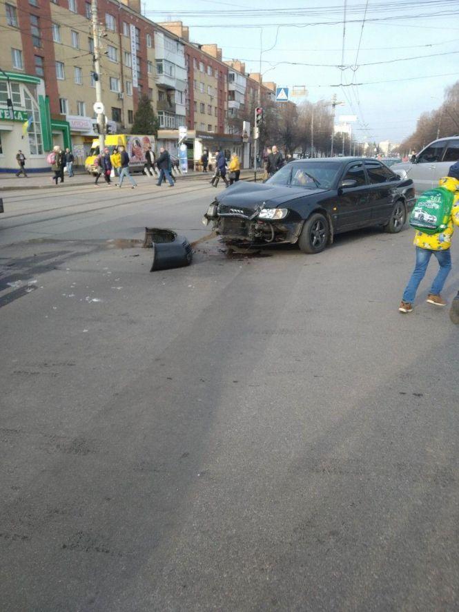Новини Вінниці - фото з ДТП на Вишеньці: водій «Ауді» не пропустив швидку, яка їхала з маячками ДТП на Вишеньці: водій «Ауді» не пропустив швидку, яка їхала з маячками, фото №3 на сайті 20minut.ua