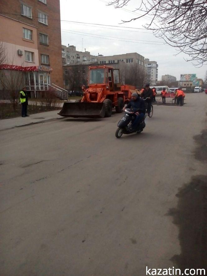Фото дня: у Козятині "латають" ями, фото №2 на сайті 20minut.ua