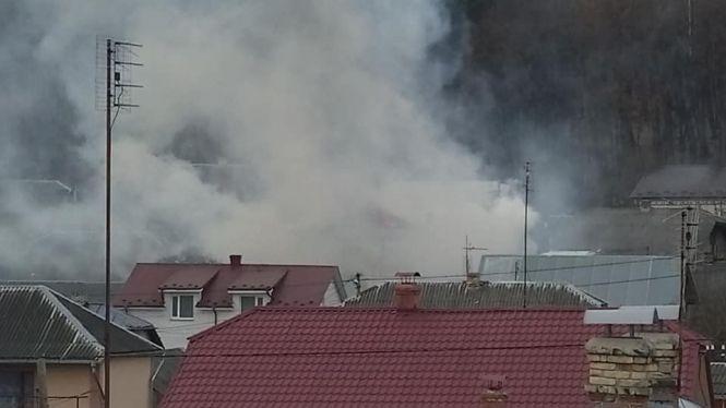 Новини Тернополя - фото з У Теребовлі загорівся приватний будинок. Сусіди відрами допомагали гасити вогонь У Теребовлі загорівся приватний будинок. Сусіди відрами допомагали гасити вогонь, фото №1 на сайті 20minut.ua