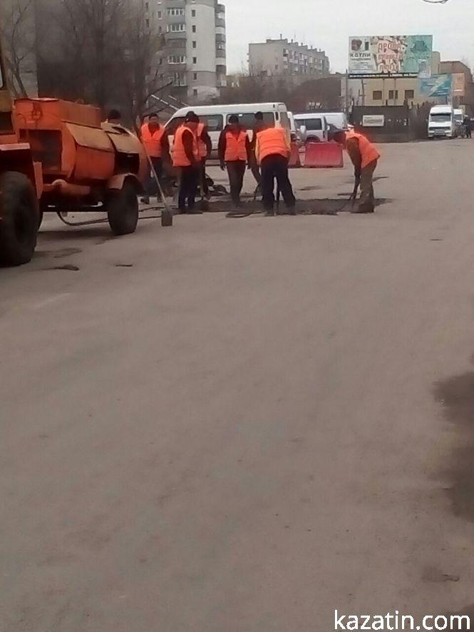 Фото дня: у Козятині "латають" ями, фото №3 на сайті 20minut.ua