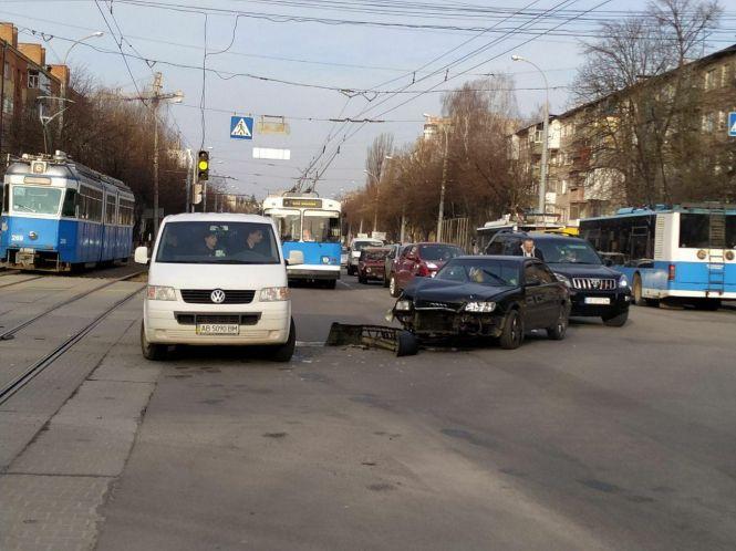 Новини Вінниці - фото з ДТП на Вишеньці: водій «Ауді» не пропустив швидку, яка їхала з маячками ДТП на Вишеньці: водій «Ауді» не пропустив швидку, яка їхала з маячками, фото №4 на сайті 20minut.ua