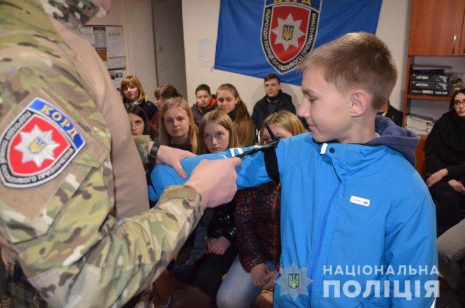 Юні вартові правопорядку познайомились з діяльністю поліцейських Корпусу оперативно-раптової дії Житомирщини, фото №2 на сайті 20minut.ua