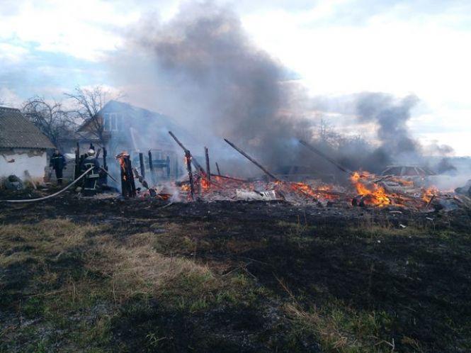Дві споруди і два автомобілі згоріли внаслідок пожежі від паління сухої трави у Радомишльському районі, фото №1 на сайті 20minut.ua