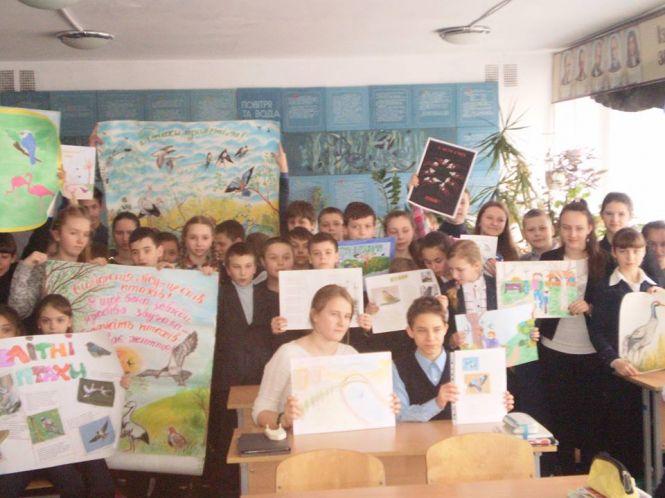 Новини Вінниці - фото з Юні вінничани зустрічали птахів: розвішували «квартири» у Лісопарку Юні вінничани зустрічали птахів: розвішували «квартири» у Лісопарку, фото №2 на сайті 20minut.ua
