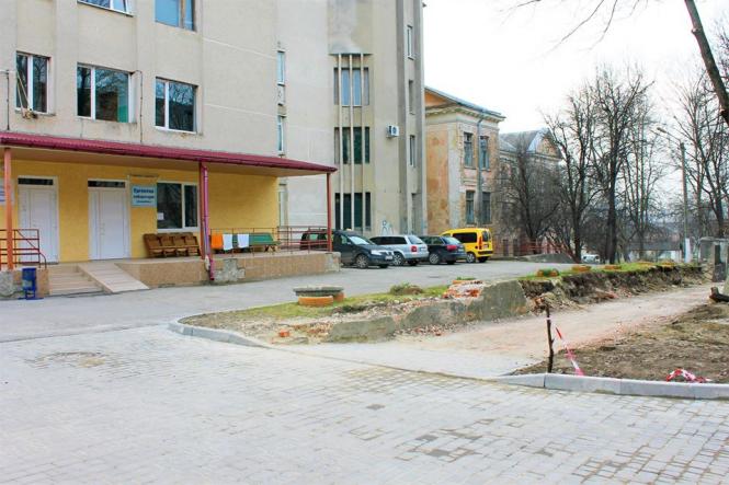 Новини Кам'янця-Подільського - фото з Як просувається ремонт заїзду до приймальні міської лікарні Кам'янця? Як просувається ремонт заїзду до приймальні міської лікарні Кам'янця?, фото №1 на сайті 20minut.ua