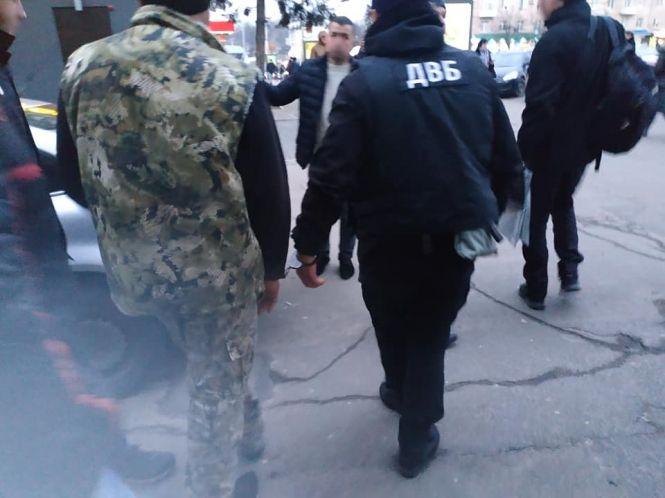 Новини Вінниці - фото з На порозі відділку поліції «закували» в кайданки правоохоронця з грошима На порозі відділку поліції «закували» в кайданки правоохоронця з грошима, фото №3 на сайті 20minut.ua