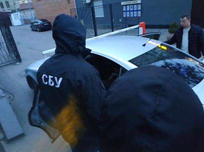 Новини Вінниці - фото з На порозі відділку поліції «закували» в кайданки правоохоронця з грошима На порозі відділку поліції «закували» в кайданки правоохоронця з грошима, фото №4 на сайті 20minut.ua