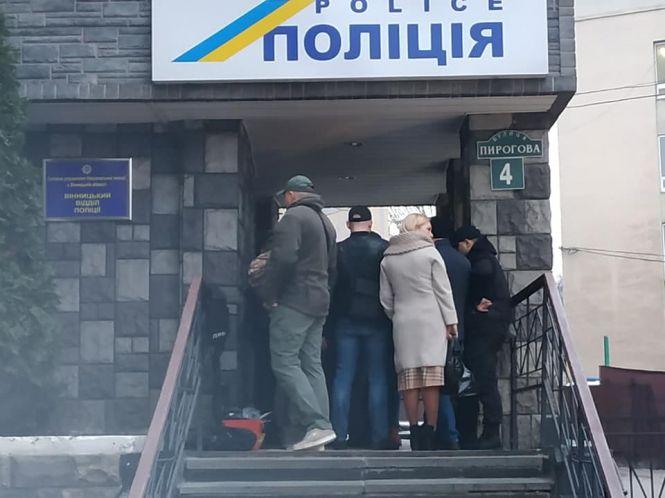 Новини Вінниці - фото з На порозі відділку поліції «закували» в кайданки правоохоронця з грошима На порозі відділку поліції «закували» в кайданки правоохоронця з грошима, фото №1 на сайті 20minut.ua