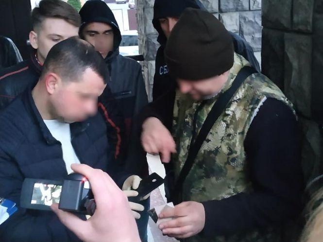 Новини Вінниці - фото з На порозі відділку поліції «закували» в кайданки правоохоронця з грошима На порозі відділку поліції «закували» в кайданки правоохоронця з грошима, фото №2 на сайті 20minut.ua