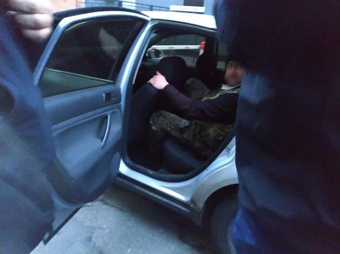 Новини Вінниці - фото з На порозі відділку поліції «закували» в кайданки правоохоронця з грошима На порозі відділку поліції «закували» в кайданки правоохоронця з грошима, фото №5 на сайті 20minut.ua