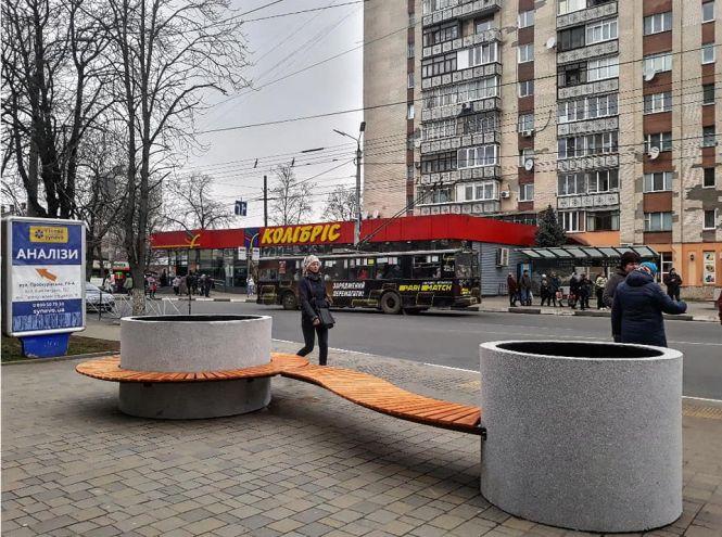 Новини Хмельницького - фото з Скільки витратять на фігурні лавочки, які облаштовують біля поліклініки №1 Скільки витратять на фігурні лавочки, які облаштовують біля поліклініки №1, фото №1 на сайті vsim.ua