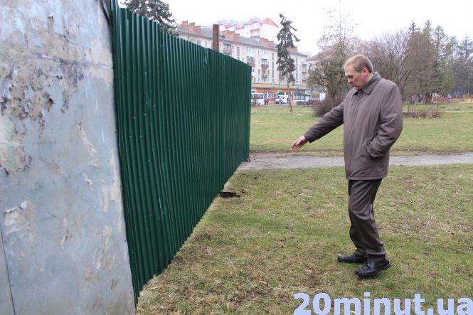 "Вони вже дерева кислотою обливають": жителі Миру, де риють котлован,  бояться, що в них заберуть сквер, фото №1 на сайті 20minut.ua