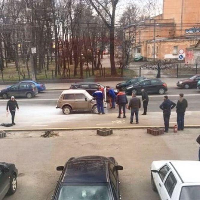 Новини Вінниці - фото з П'ятеро чоловіків рятували «Ниву» від пожежі на Магістратській (ВІДЕО) П'ятеро чоловіків рятували «Ниву» від пожежі на Магістратській (ВІДЕО), фото №1 на сайті 20minut.ua