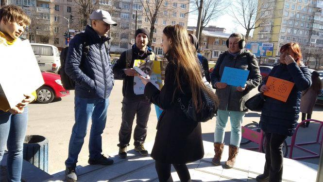 "Тварини - не іграшки": тернополяни вийшли на акцію проти контактних зоопарків, фото №1 на сайті 20minut.ua