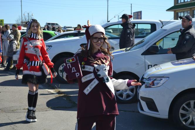Новини Хмельницького - фото з Спринт-слалом, запах паленої гуми та показ мод: хмельницьких водіїв закликали керувати відповідально Спринт-слалом, запах паленої гуми та показ мод: хмельницьких водіїв закликали керувати відповідально, фото №10 на сайті vsim.ua
