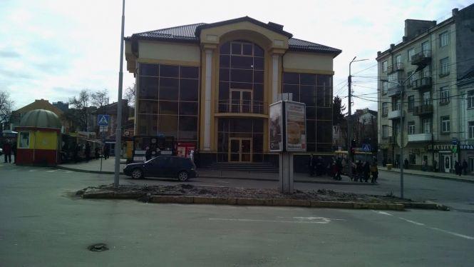 "Бляшанку"  перед залізничним вокзалом  продали і забули,  а кримінальна справа триває, фото №2 на сайті 20minut.ua