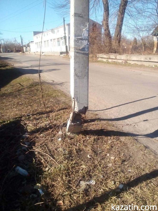 В центрі села Козятин — "підбита" електроопора та смітники, фото №6 на сайті 20minut.ua
