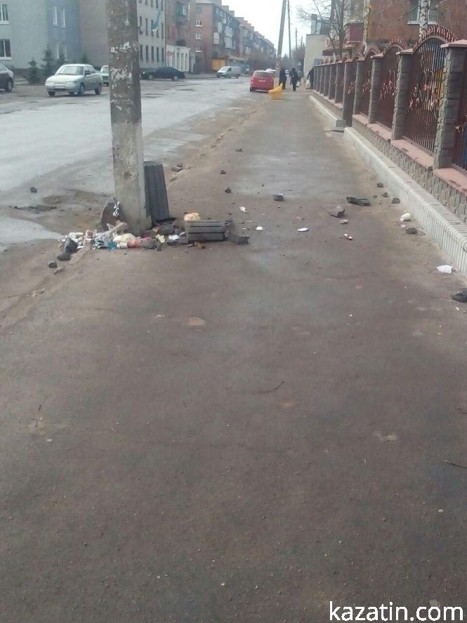 Новини Козятина - фото з В центрі міста розбили урну В центрі міста розбили урну, фото №2 на сайті 20minut.ua