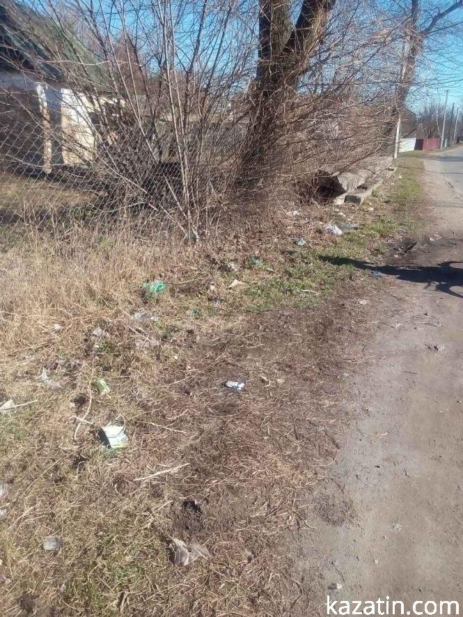 В центрі села Козятин — "підбита" електроопора та смітники, фото №1 на сайті 20minut.ua