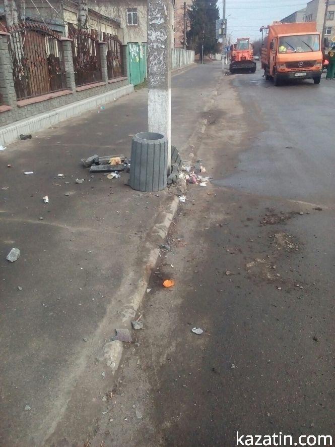 Новини Козятина - фото з В центрі міста розбили урну В центрі міста розбили урну, фото №3 на сайті 20minut.ua