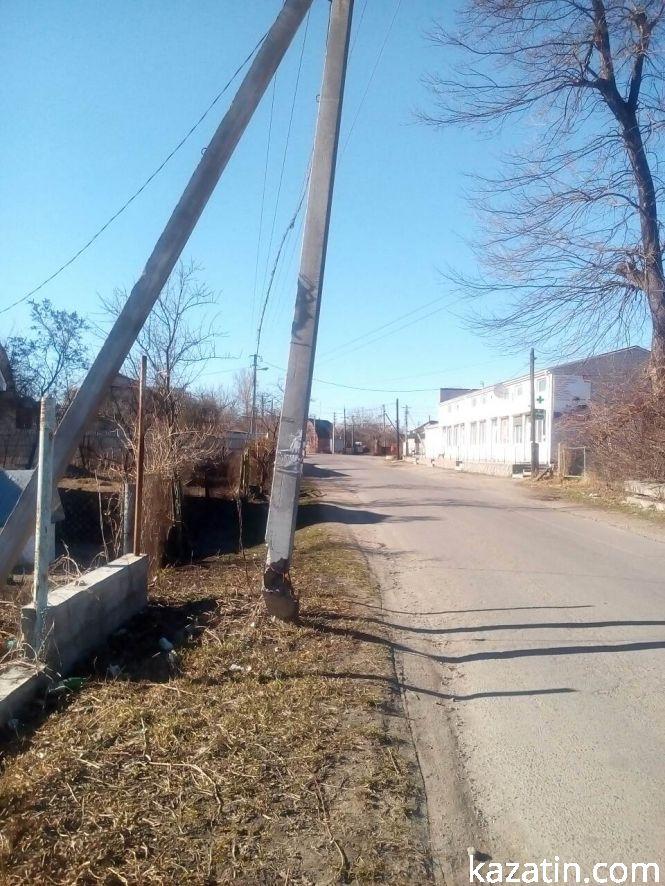 В центрі села Козятин — "підбита" електроопора та смітники, фото №4 на сайті 20minut.ua