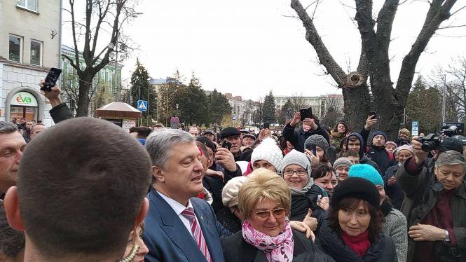 Новини Тернополя - фото з Президент повернув Архикатедрі приміщення архіву, помолився та сфотографувався з парафіянами Президент повернув Архикатедрі приміщення архіву, помолився та сфотографувався з парафіянами, фото №3 на сайті 20minut.ua