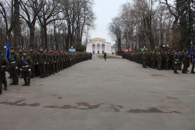Військові пройшли маршем по Соборній. А перед Книжкою стоять броньовики, фото №2 на сайті 20minut.ua