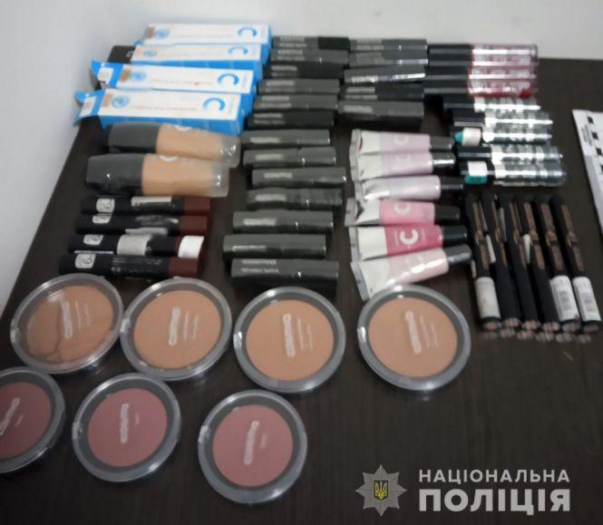 У гонитві за красою: в Житомирі жінка намагалася пронести повз касу косметики майже на 7 тисяч гривень, фото №1 на сайті 20minut.ua