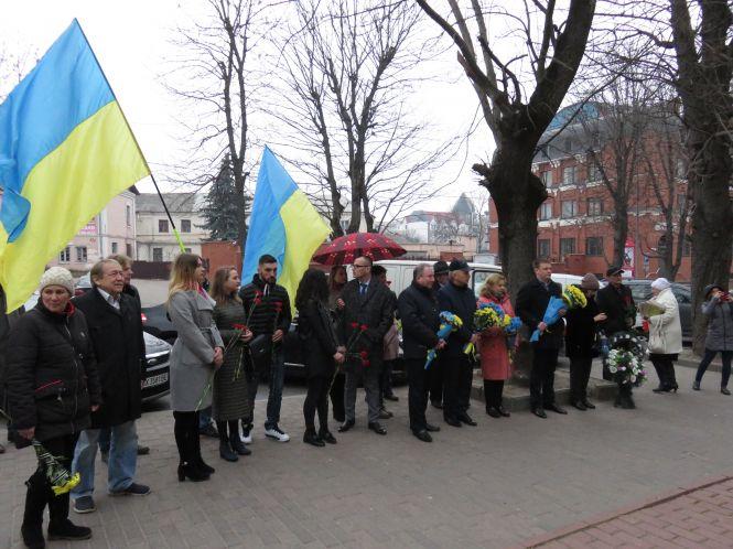 Новини Хмельницького - фото з У Хмельницькому вшанували В’ячеслава Чорновола У Хмельницькому вшанували В’ячеслава Чорновола, фото №2 на сайті vsim.ua