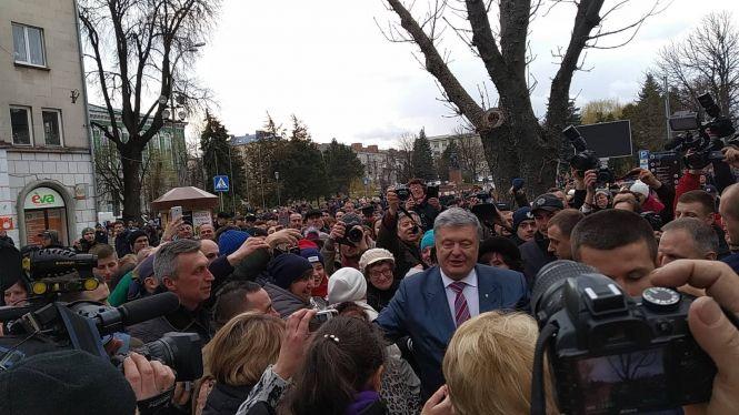 Новини Тернополя - фото з Президент повернув Архикатедрі приміщення архіву, помолився та сфотографувався з парафіянами Президент повернув Архикатедрі приміщення архіву, помолився та сфотографувався з парафіянами, фото №4 на сайті 20minut.ua