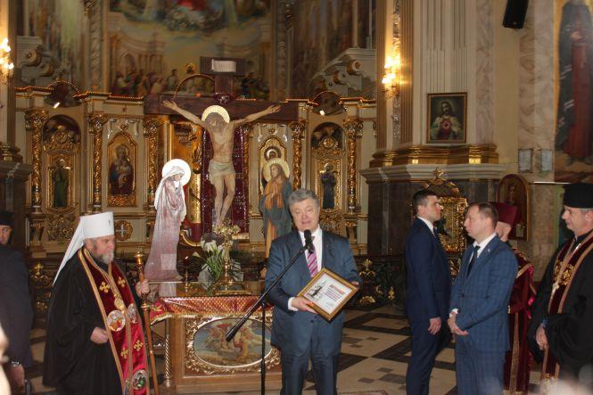 Новини Тернополя - фото з Президент повернув Архикатедрі приміщення архіву, помолився та сфотографувався з парафіянами Президент повернув Архикатедрі приміщення архіву, помолився та сфотографувався з парафіянами, фото №1 на сайті 20minut.ua