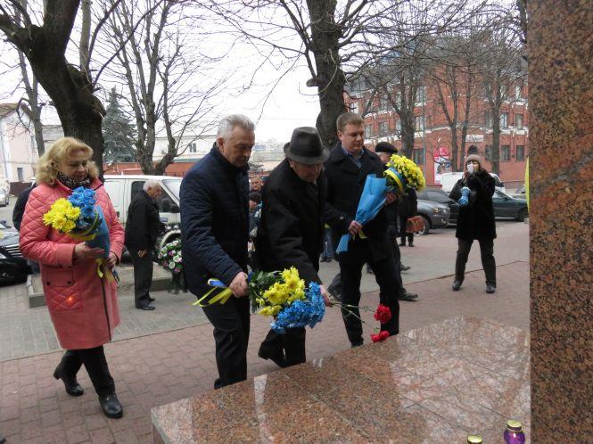 Новини Хмельницького - фото з У Хмельницькому вшанували В’ячеслава Чорновола У Хмельницькому вшанували В’ячеслава Чорновола, фото №1 на сайті vsim.ua