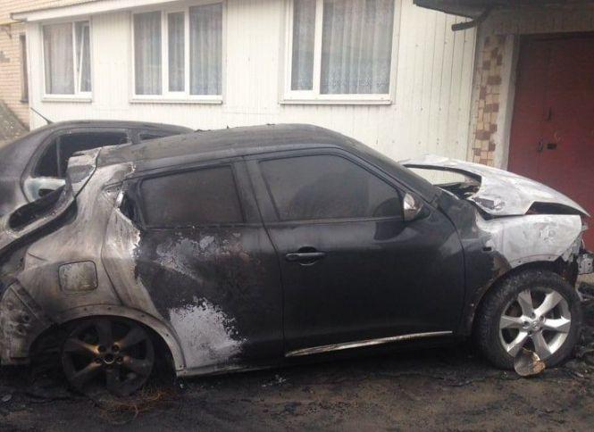 Нічна пожежа на Озерній: згоріли дві машини, фото №2 на сайті vsim.ua