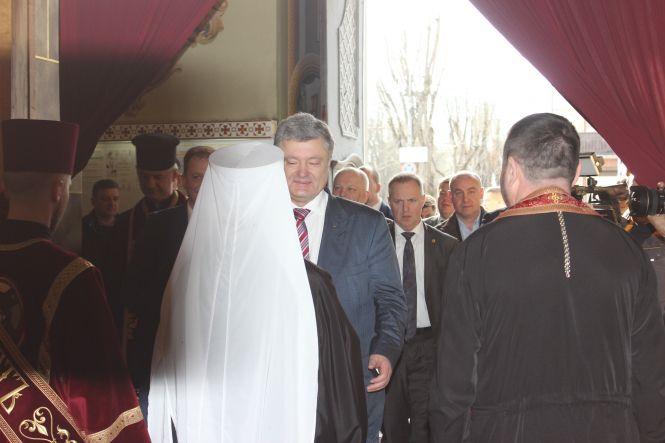 Новини Тернополя - фото з Президент повернув Архикатедрі приміщення архіву, помолився та сфотографувався з парафіянами Президент повернув Архикатедрі приміщення архіву, помолився та сфотографувався з парафіянами, фото №2 на сайті 20minut.ua