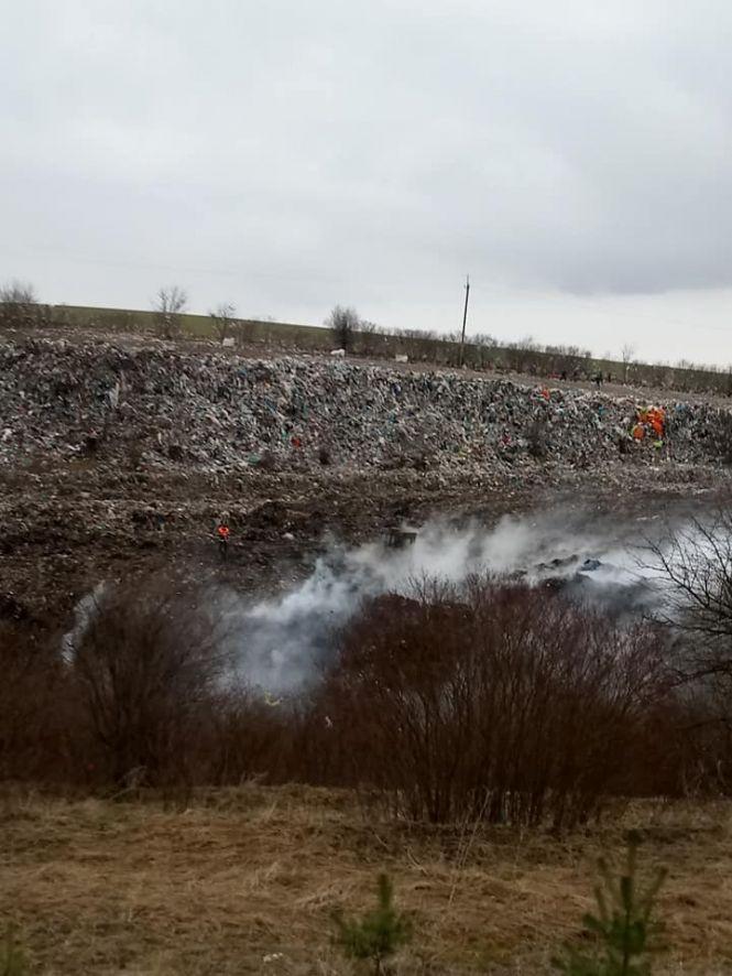 Новини Тернополя - фото з Біля Теребовлі майже добу димить сміттєзвалище. Люди скаржаться на погане самопочуття Біля Теребовлі майже добу димить сміттєзвалище. Люди скаржаться на погане самопочуття, фото №2 на сайті 20minut.ua