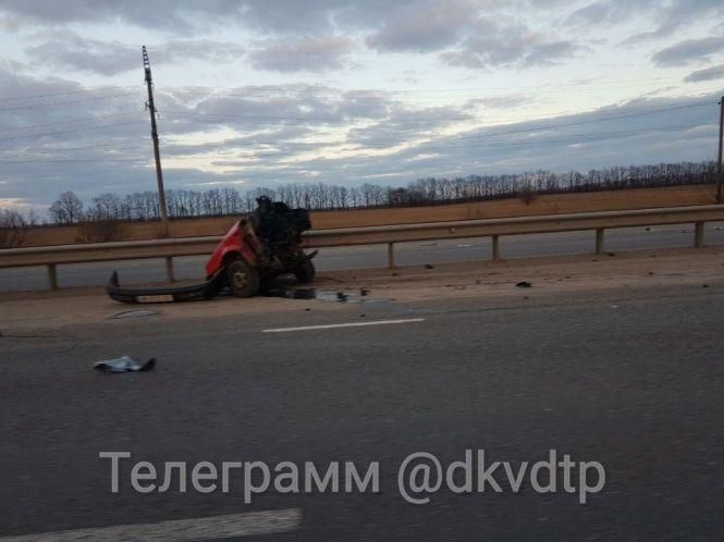 Під Калинівкою машину розірвало навпіл. Двоє людей загинули, фото №1 на сайті 20minut.ua