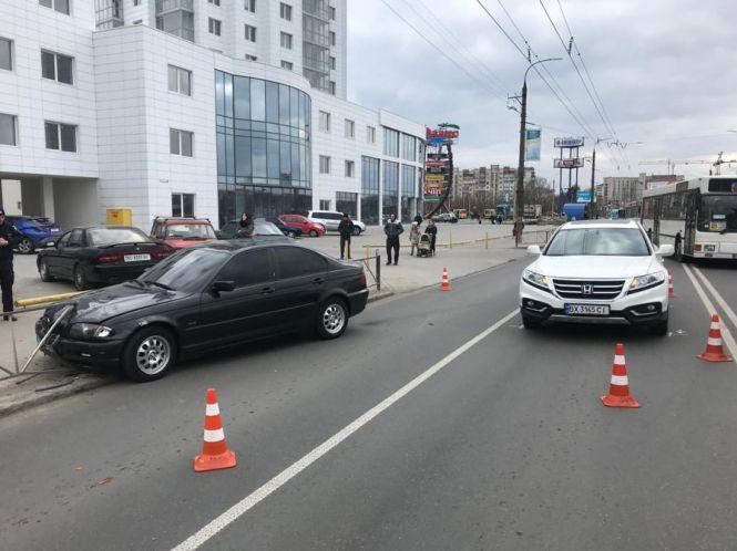 Новини Хмельницького - фото з ДТП біля "Оазису": BMW підрізав Honda та влетів у металевий паркан (ФОТО) ДТП біля "Оазису": BMW підрізав Honda та влетів у металевий паркан (ФОТО), фото №2 на сайті vsim.ua