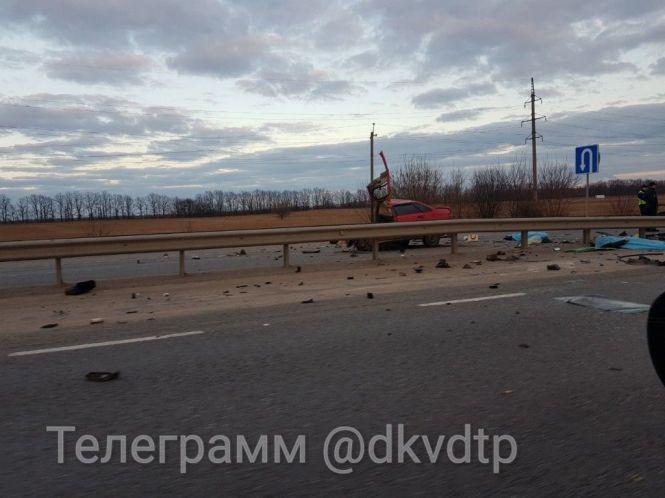 Жахлива аварія під Калинівкою: машину розірвало навпіл. Двоє людей загинули, фото №2 на сайті 20minut.ua