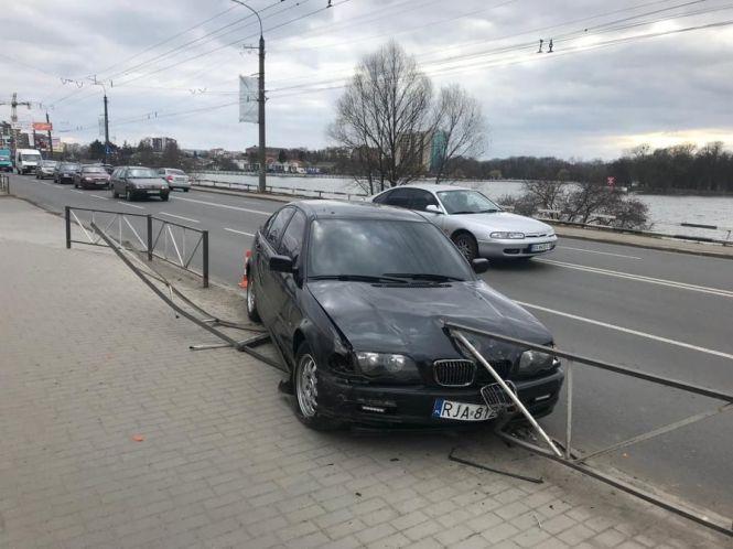 Новини Хмельницького - фото з ДТП біля "Оазису": BMW підрізав Honda та влетів у металевий паркан (ФОТО) ДТП біля "Оазису": BMW підрізав Honda та влетів у металевий паркан (ФОТО), фото №1 на сайті vsim.ua
