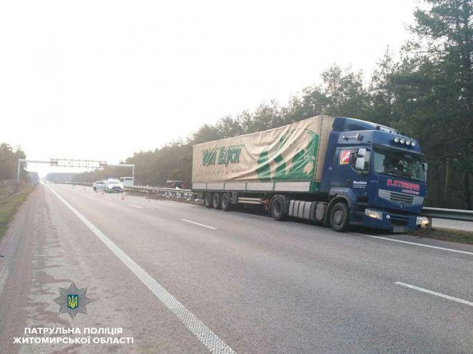 На трасі Київ — Чоп вантажівка влетіла у відбійник, фото №1 на сайті 20minut.ua